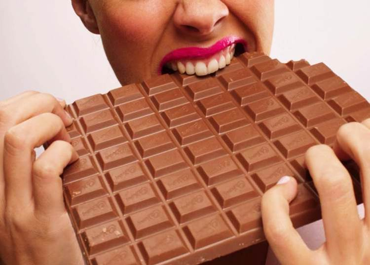 Bele lehet halni a csokievésbe?