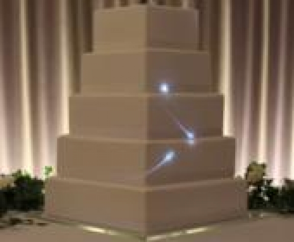 Egyre menőbb a LED-es esküvői torta